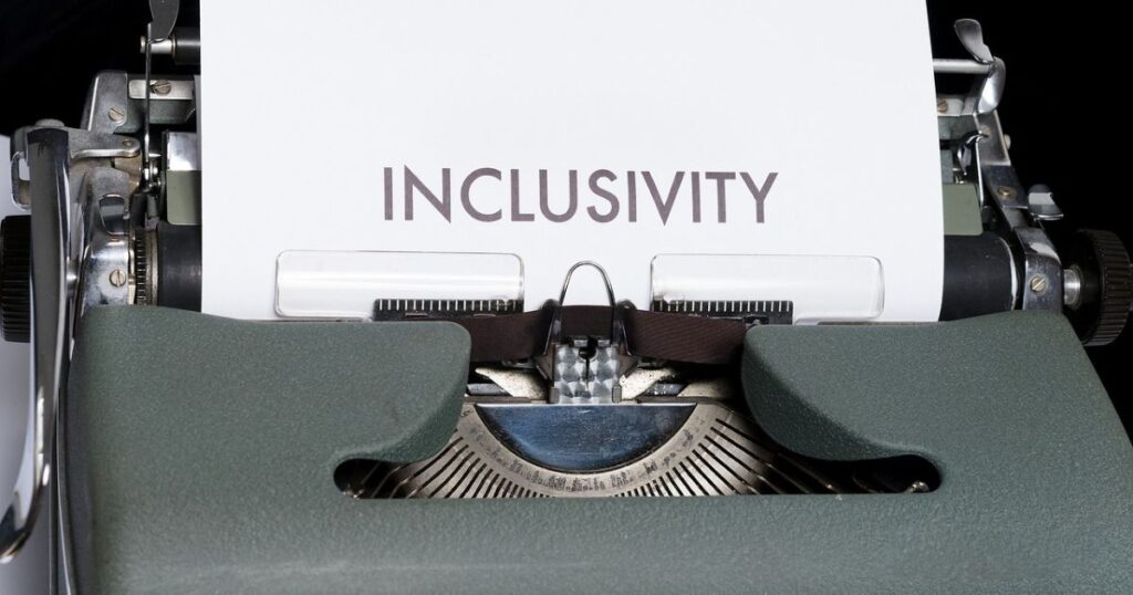 Eine Schreibmaschine mit einem weißen Blatt Papier und dem Text Inclusivity.