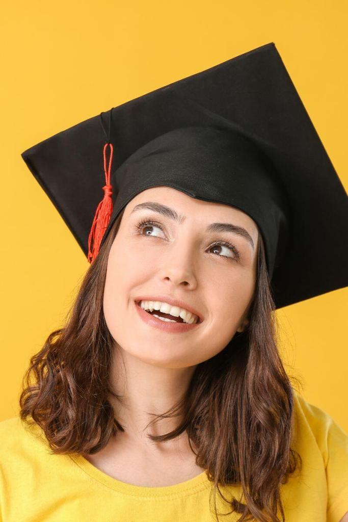 Laechelnde Frau mit Hut