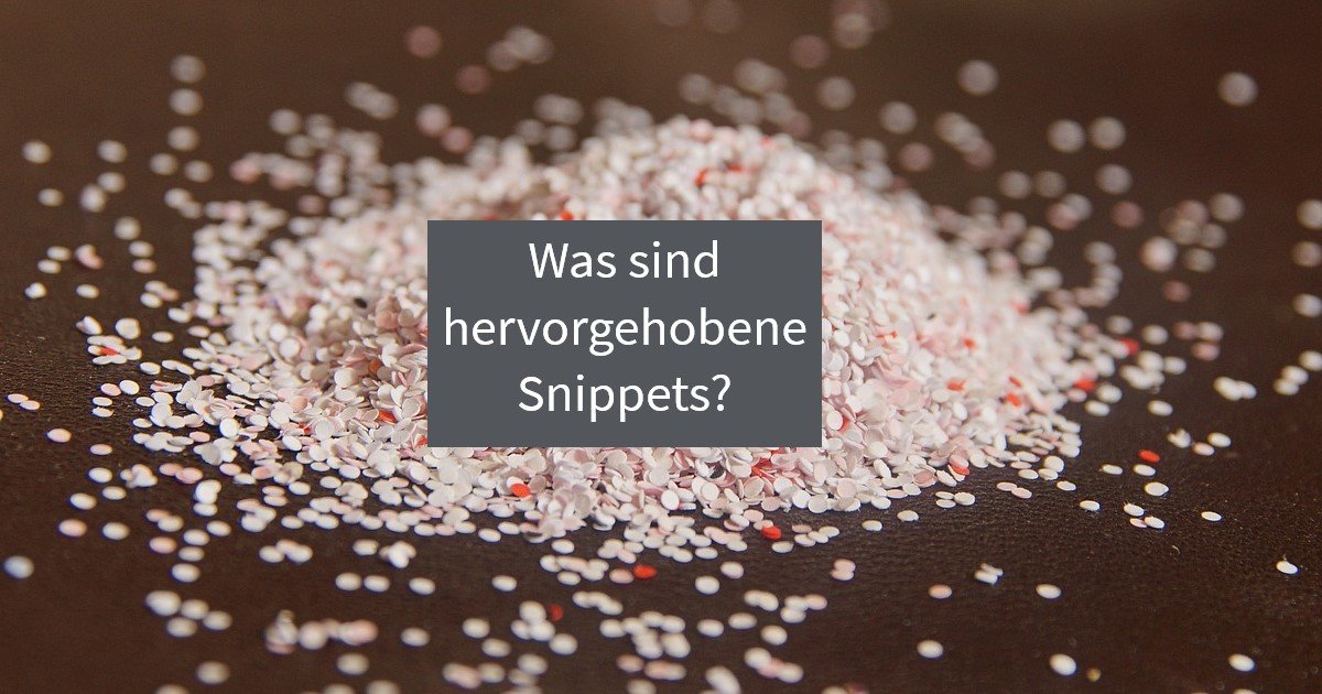 Auf braunem Untergrund liegen Papierschnipsel aus einem Locher zu einem kleinen Berg aufgetürmt.