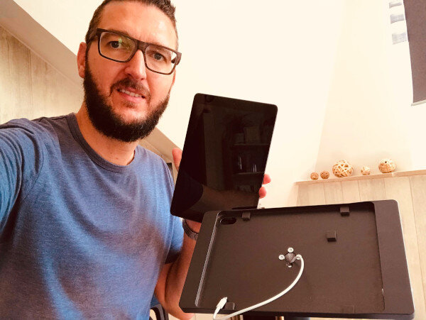 Oliver zeigt ein iPad und die Zettle Halterung des Kassensystems