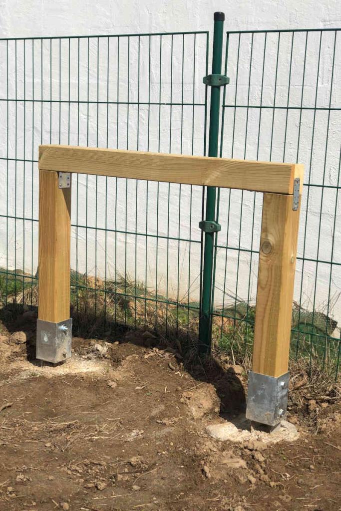 Sockel mit Beton fuer Insektenhotel